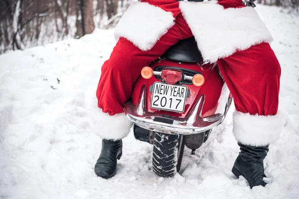 Père Noël assis sur scooter rouge — Photo de stock