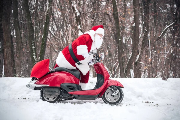 Papai Noel montando scooter vermelho — Fotografia de Stock