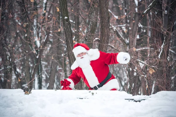 Santa Claus caminando con el saco lleno de regalos - foto de stock