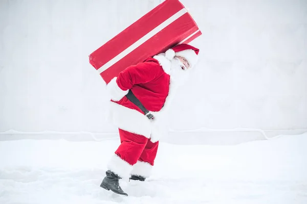 Père Noël portant boîte cadeau — Photo de stock