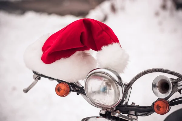 Chapeau Santa sur scooter rouge — Photo de stock