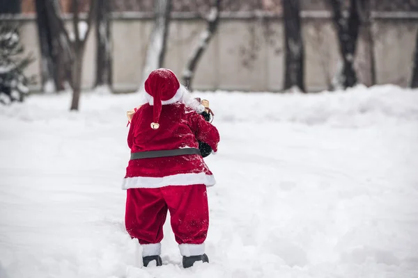 Père Noël debout derrière la caméra — Photo de stock