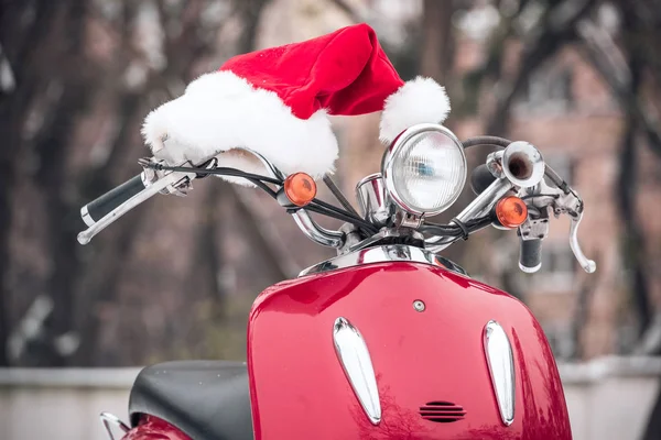 Chapeau Santa sur scooter rouge — Photo de stock