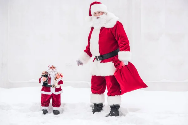 Père Noël debout avec Petit Père Noël — Photo de stock