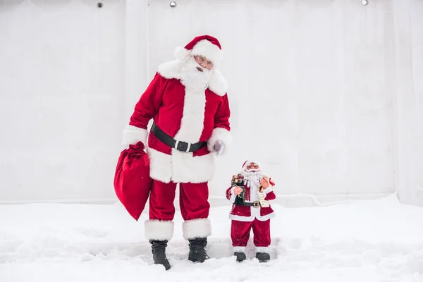 Papai Noel de pé com o pequeno Papai Noel — Fotografia de Stock