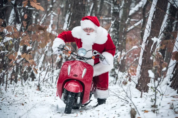 Santa Claus équitation scooter rouge — Photo de stock