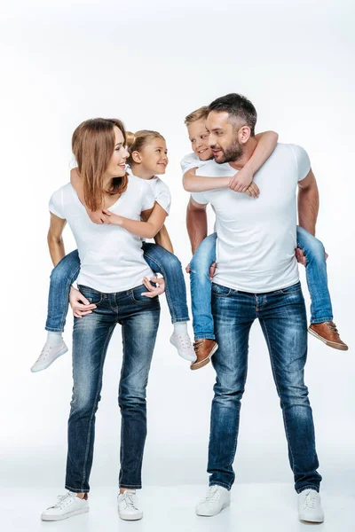 Parents piggyback enfants heureux — Photo de stock