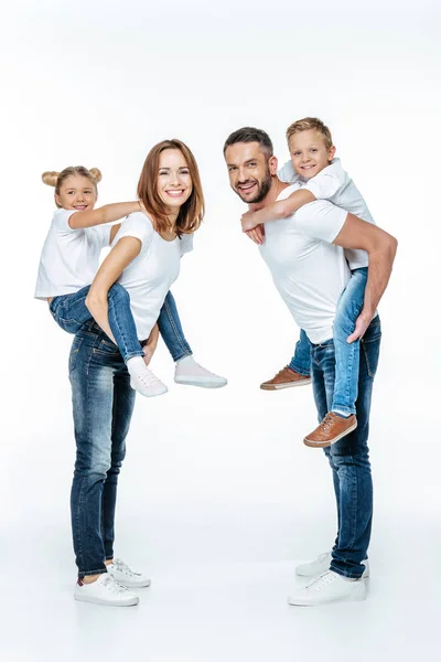 Parents piggyback enfants heureux — Photo de stock