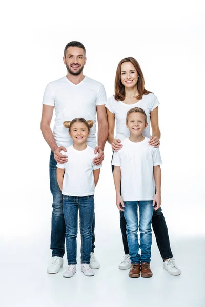 Familia sonriente en camisetas blancas - foto de stock