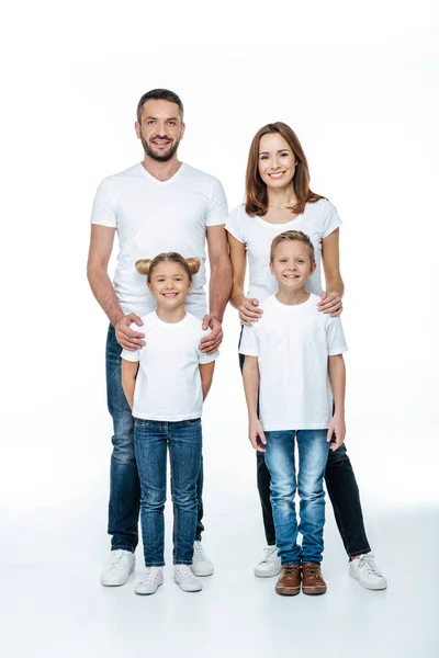 Família sorridente em camisetas brancas — Fotografia de Stock