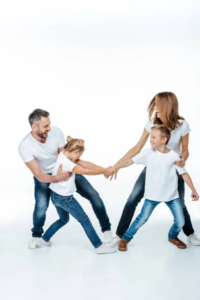 Famiglia felice divertirsi insieme — Foto stock