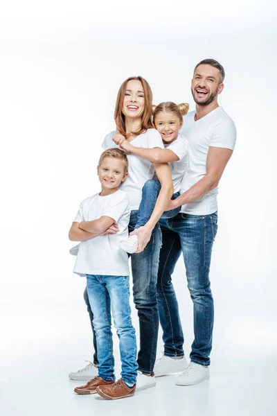 Familia feliz de pie juntos - foto de stock