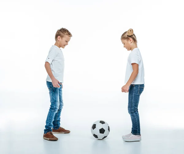 Niños sonrientes jugando con pelota de fútbol - foto de stock