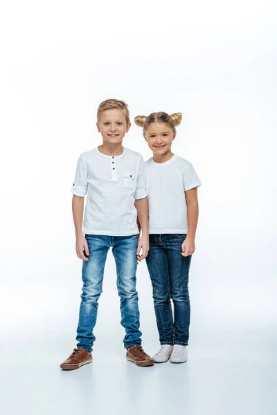 Sonriente hermano y hermana - foto de stock