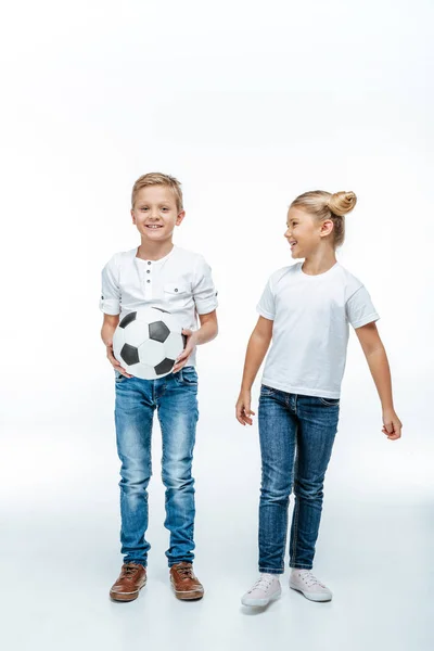 Enfants souriants debout avec ballon de football — Photo de stock