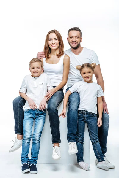 Pais felizes com crianças em camisetas brancas — Fotografia de Stock