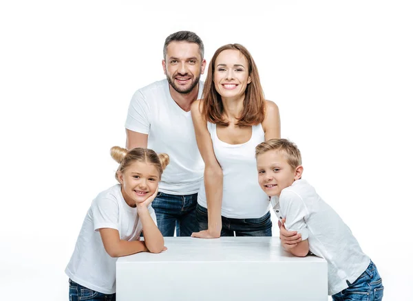Счастливая семья с двумя детьми — стоковое фото