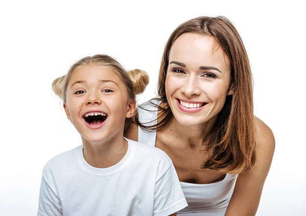 Mère et fille souriantes — Photo de stock