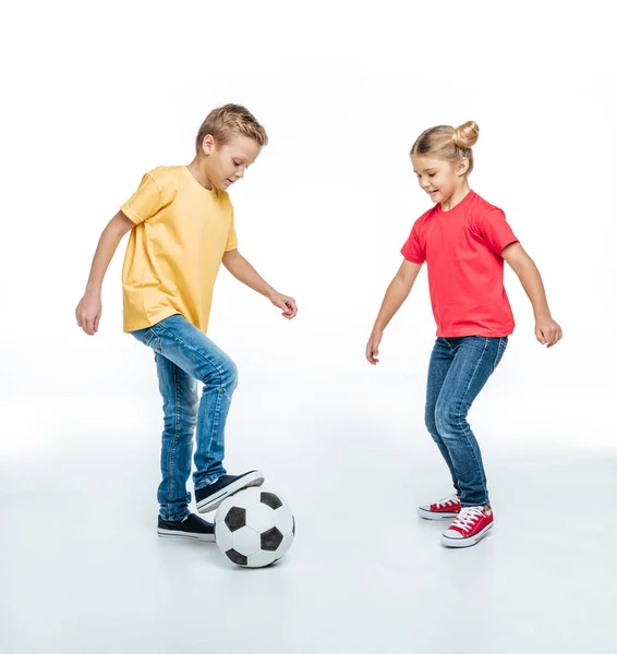 Geschwister spielen mit Fußball — Stockfoto