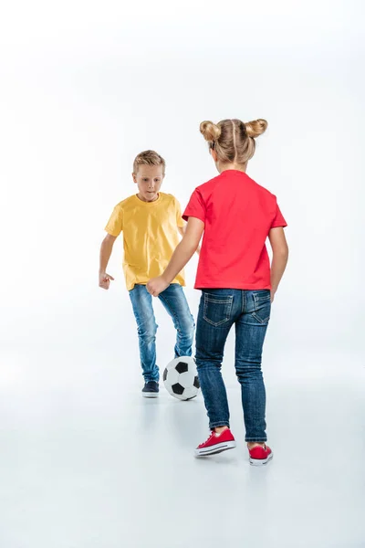 Hermanos jugando con pelota de fútbol - foto de stock