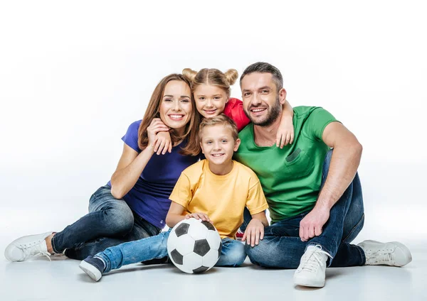 Família feliz com bola de futebol — Fotografia de Stock