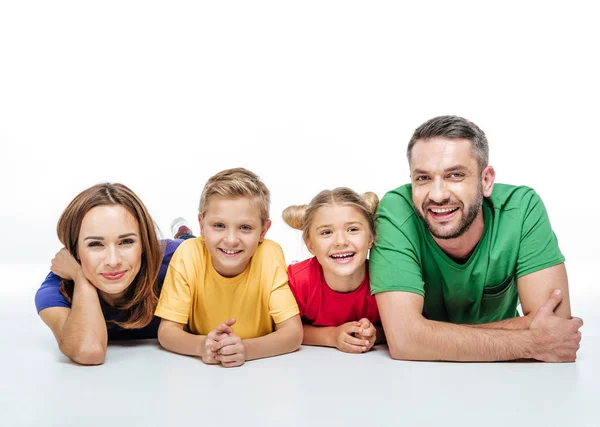 Familia feliz en camiseta de colores - foto de stock