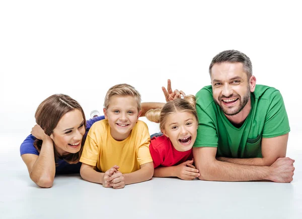 Família feliz em t-shirt colorida — Fotografia de Stock