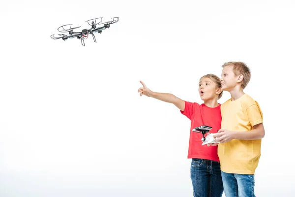 Niños jugando con dron hexacopter - foto de stock