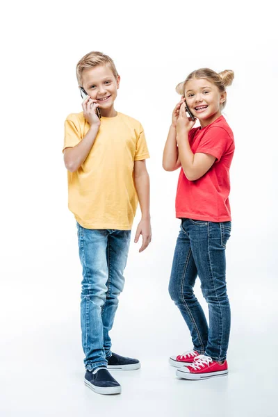 Kinder sprechen mit Mobiltelefonen — Stockfoto