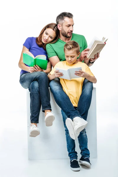 Famille avec un enfant lisant des livres — Photo de stock