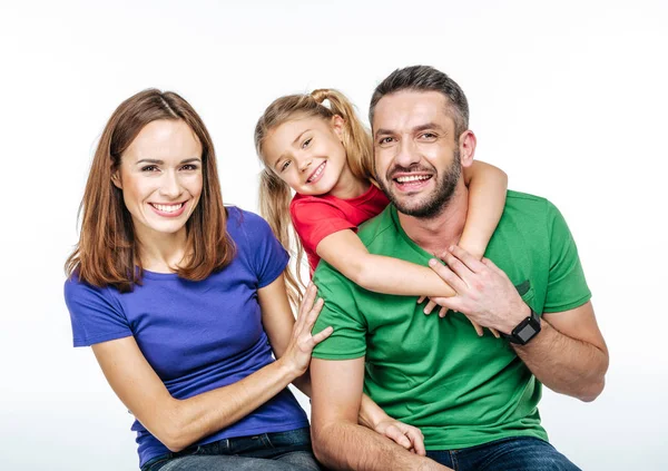 Молодая семья в разноцветных футболках — стоковое фото