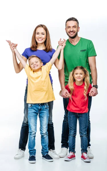 Familie hat Spaß und schaut in die Kamera — Stockfoto