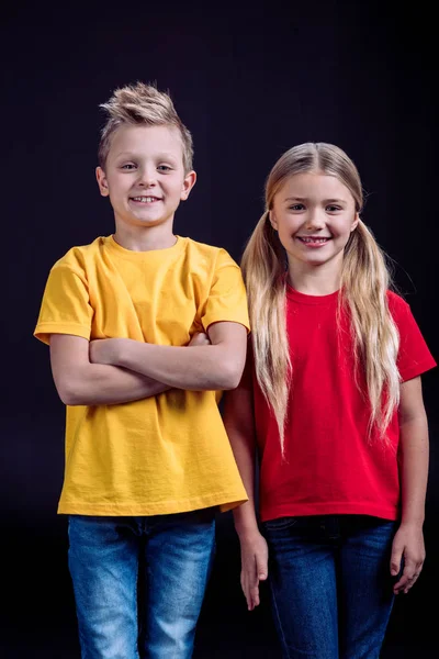 Sonriente hermano y hermana - foto de stock