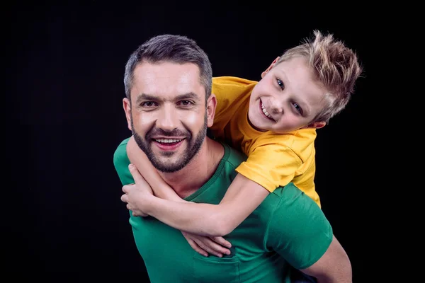 Padre piggybacking bambino felice — Foto stock