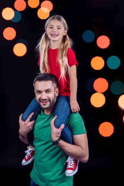 Father carrying daughter on shoulders — Stock Photo