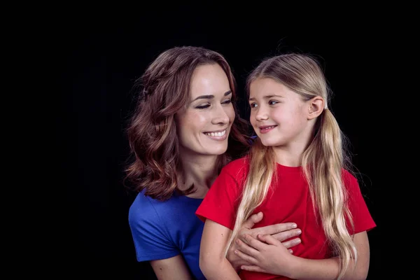 Bela mãe e filha sorridente — Fotografia de Stock