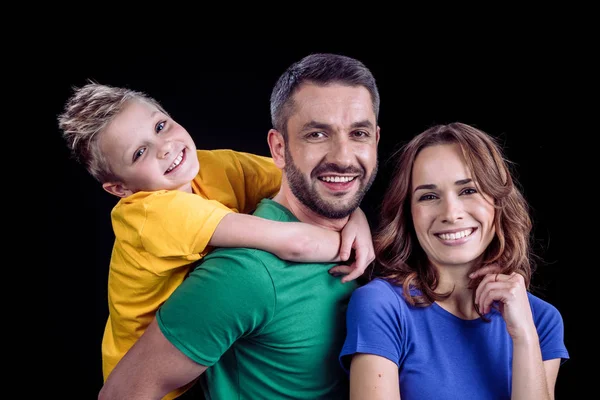Familia feliz sonriendo a la cámara - foto de stock