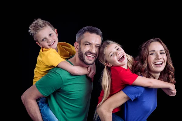 Famiglia felice sorridente alla macchina fotografica — Foto stock