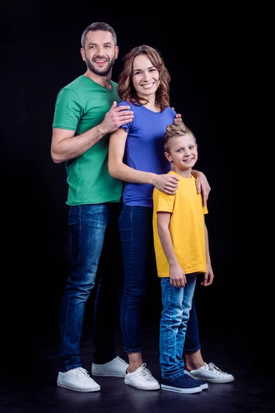 Família sorrindo para a câmera — Fotografia de Stock