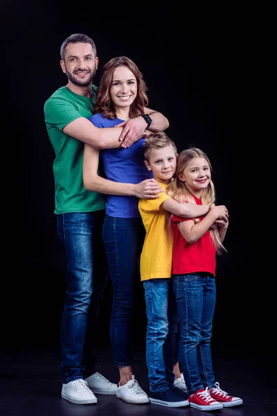 Famille souriant à la caméra — Photo de stock