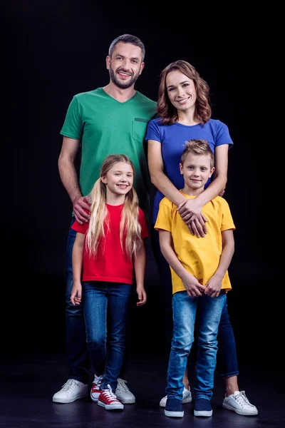 Família sorrindo para a câmera — Fotografia de Stock