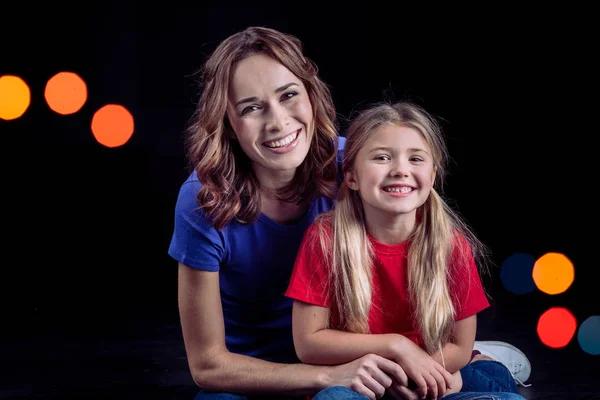 Mother and daughter smiling at camera — Stock Photo