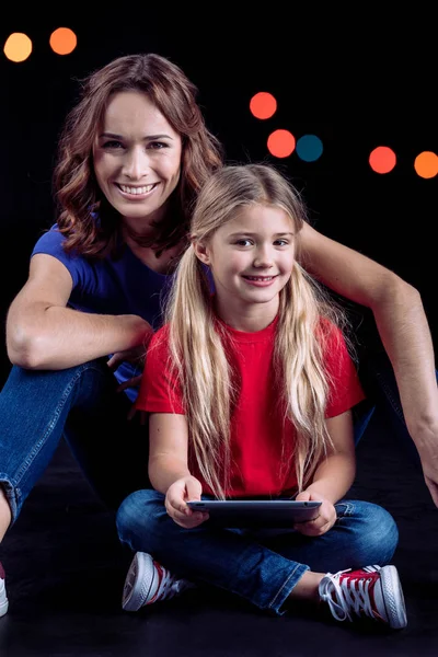 Madre e figlia utilizzando tablet digitale — Foto stock