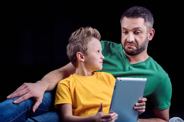 Отец и сын с помощью цифрового планшета — стоковое фото