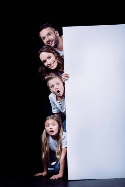Glückliche Familie mit Blankokarte — Stockfoto