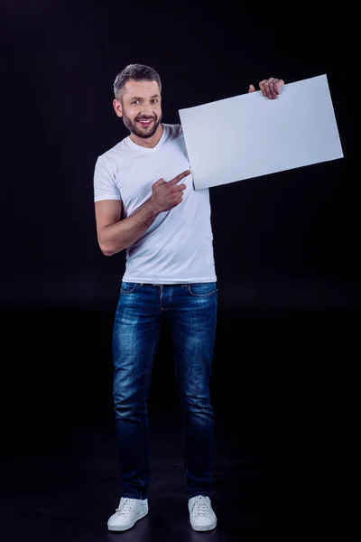 Uomo sorridente con carta bianca in mano — Foto stock