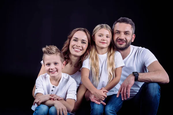 Familia feliz sonriendo a la cámara - foto de stock