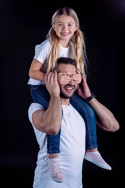 Padre e hija divirtiéndose - foto de stock