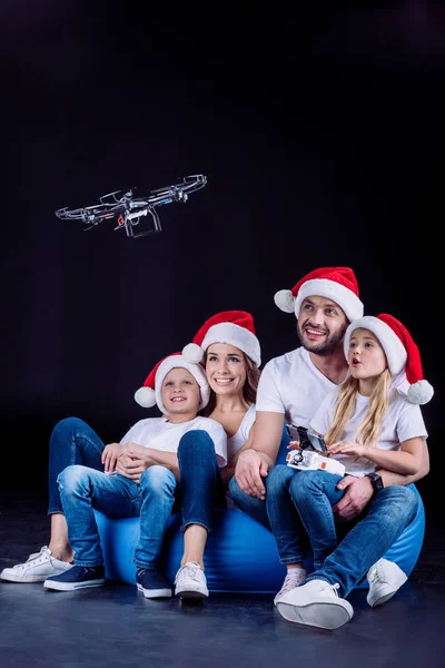 Familia usando dron hexacopter - foto de stock
