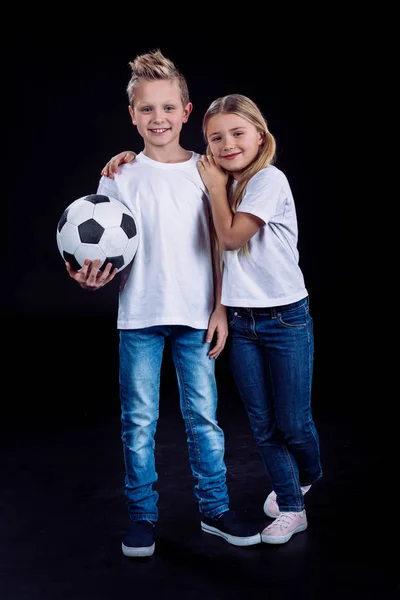 Bruder und Schwester posieren mit Fußball — Stockfoto